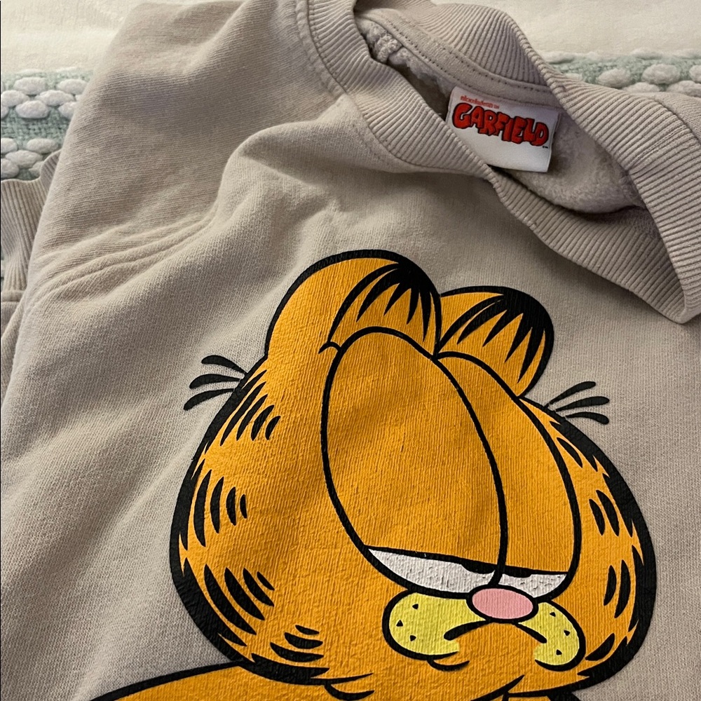 💗Garfield Graphic Sweatshirt in Beige - Picture 11 of 13